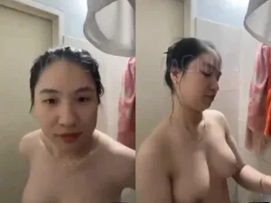 Gái vú ngon, vừa call với bạn gái vừa tắm